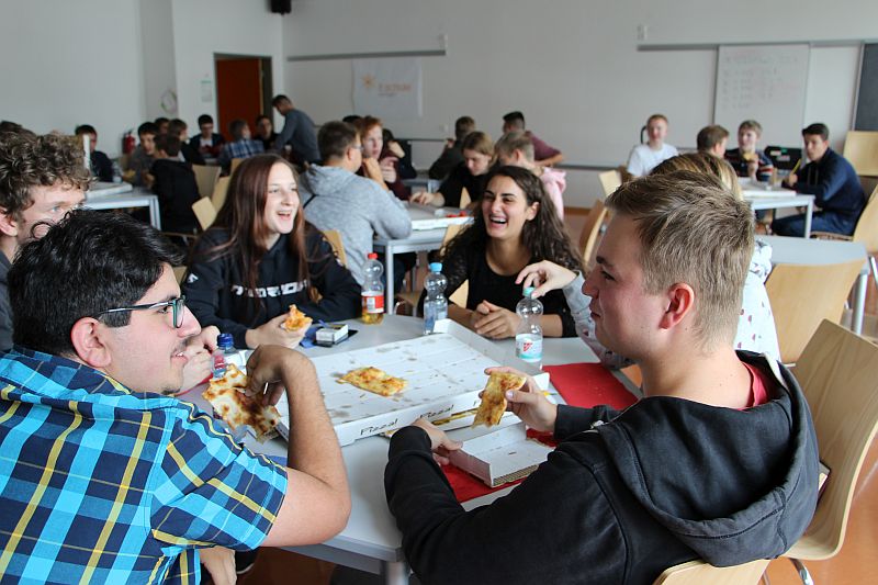 Einführungstage am TG, Pizzaessen in der Aula