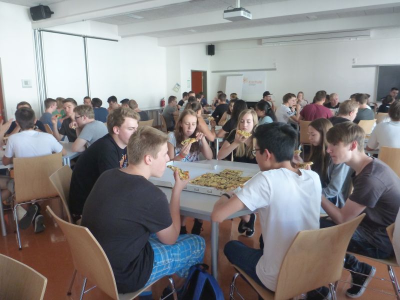 Pizzaessen in der Aula