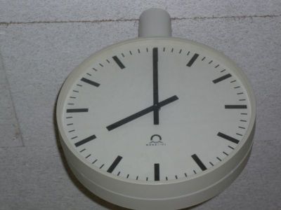 8 Uhr auf der Flur-Uhr