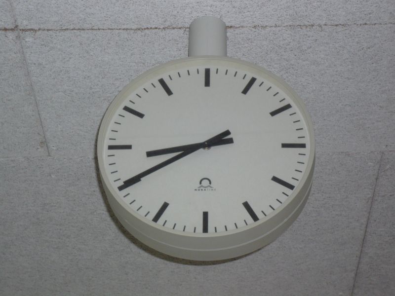 8 Uhr vierzig auf der Flur-Uhr