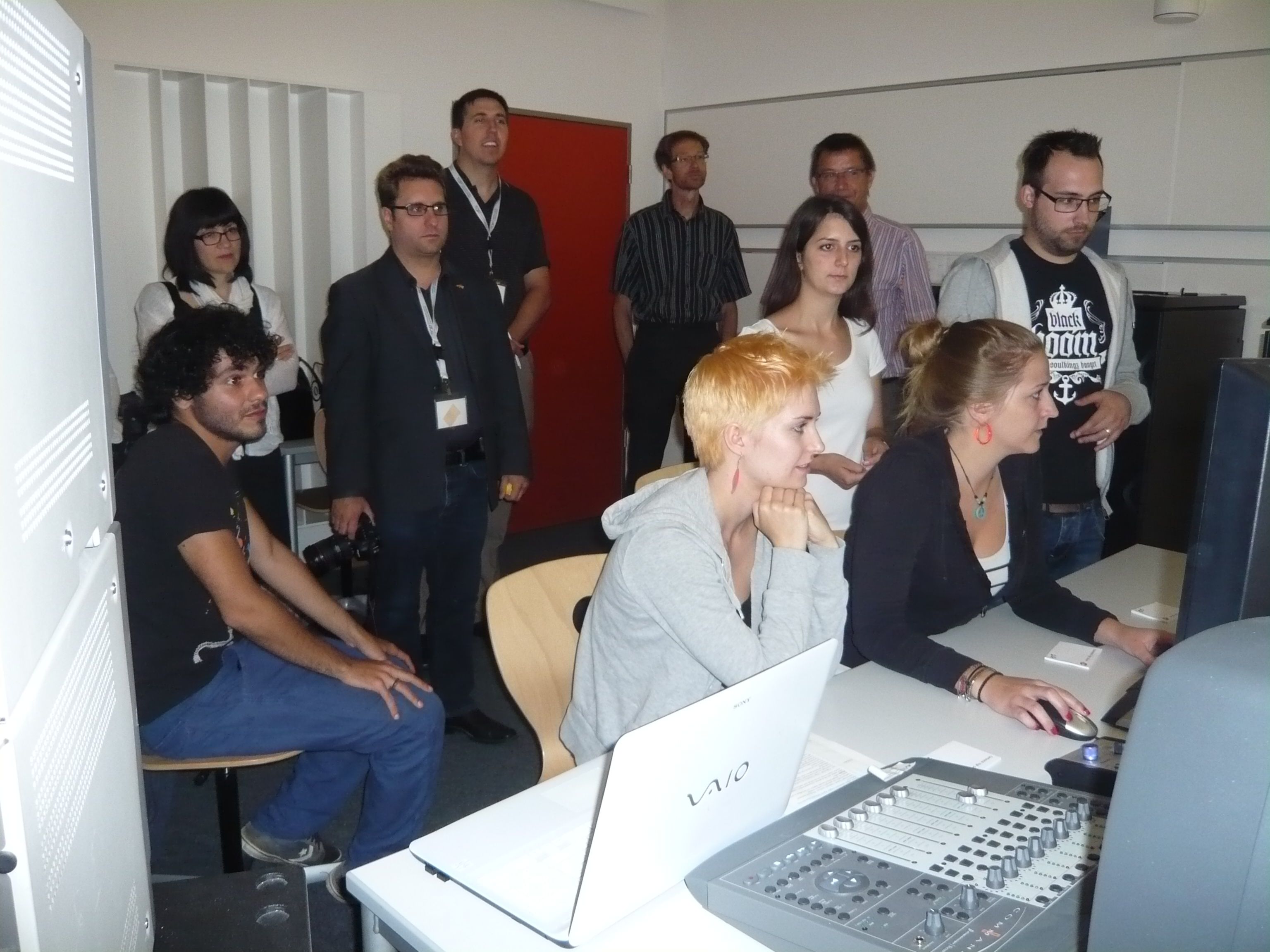 Schülergruppe mit Lehrern am Schnittplatz