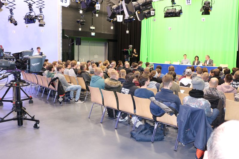 Schueler blicken auf das Podium