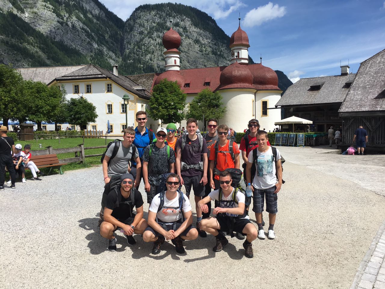 Schüler vor St.Bartholomä