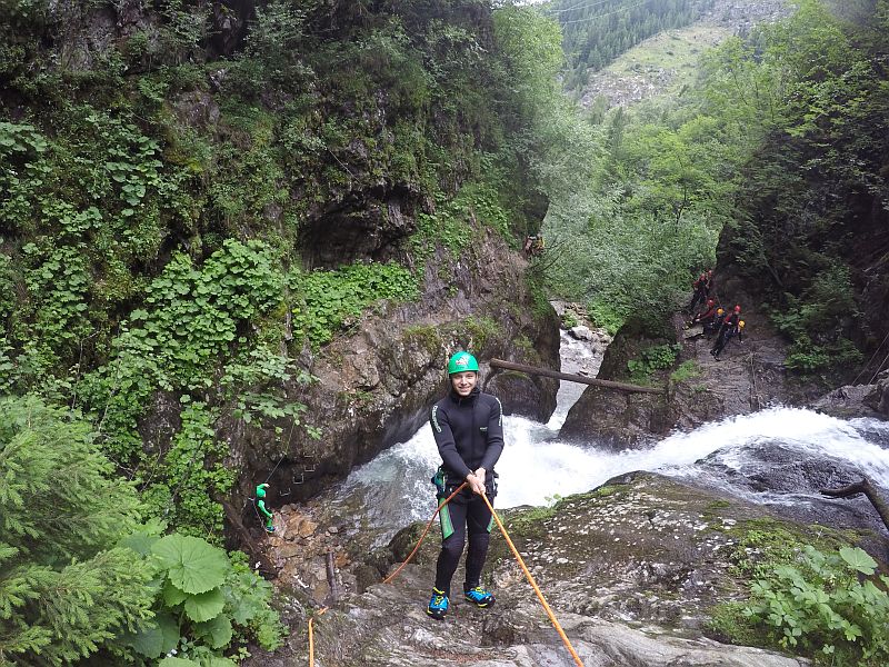 Abseilen beim Canyoning