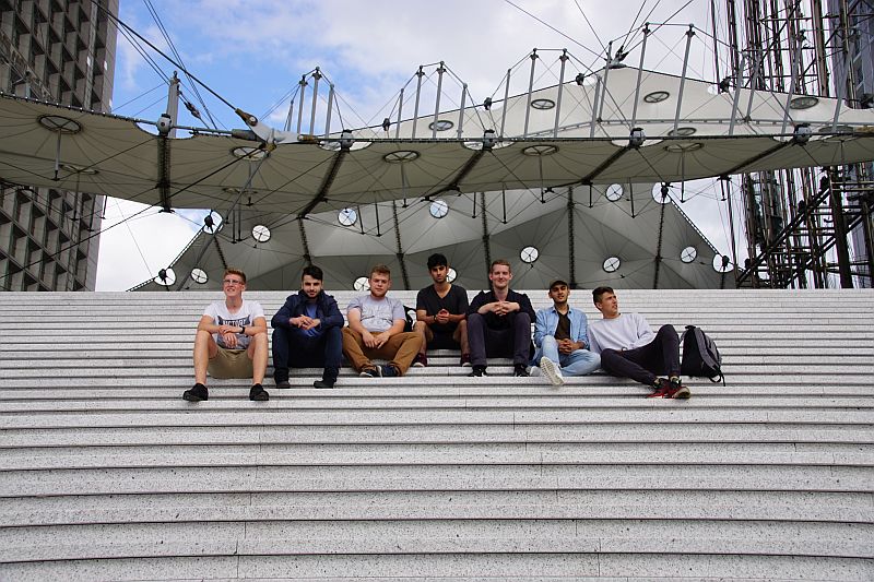 Auf der Treppe vor La Grande Arche