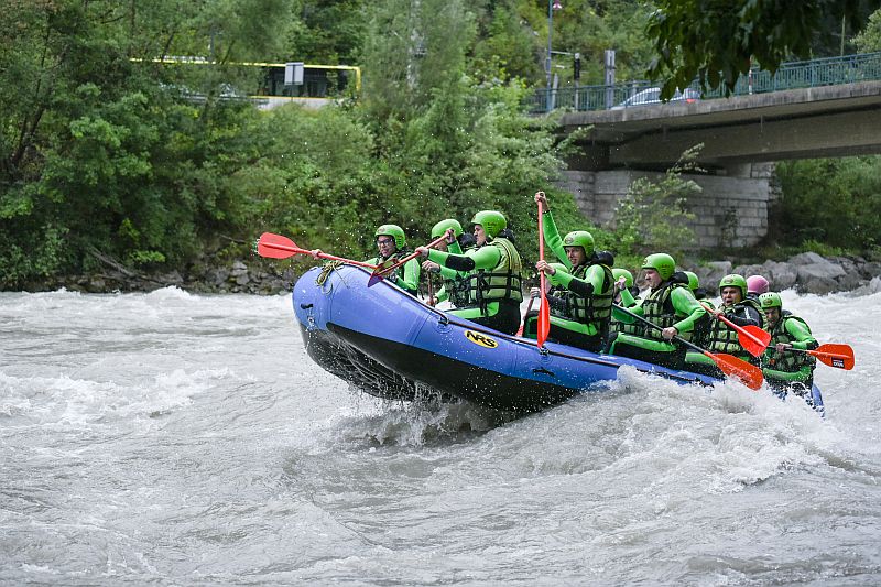 Rafting unter der Brücke hindurch