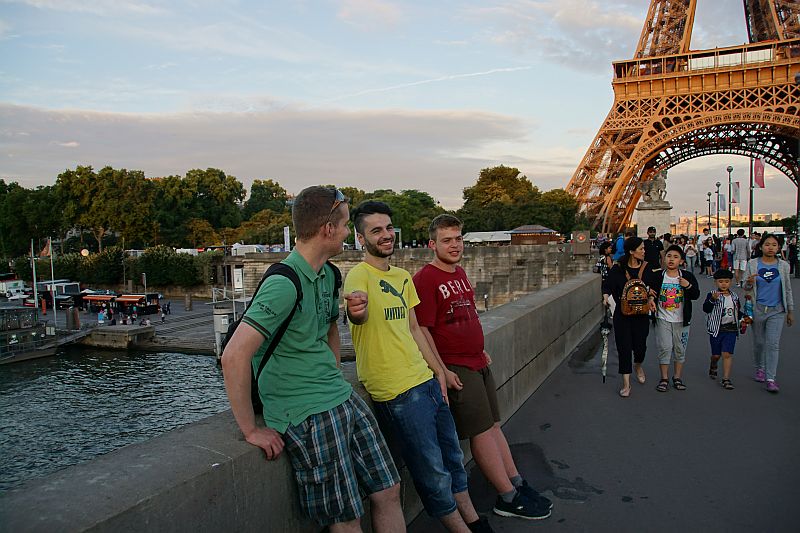 Gruppe vor dem Eiffelturm