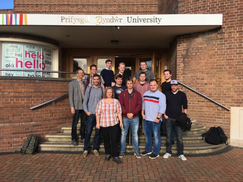 Gruppenbild vor Uni-Eingang