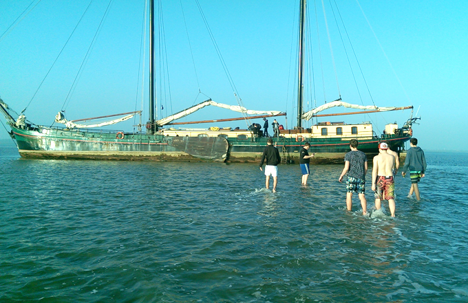 Schüler im Badedress vor dem Schiff