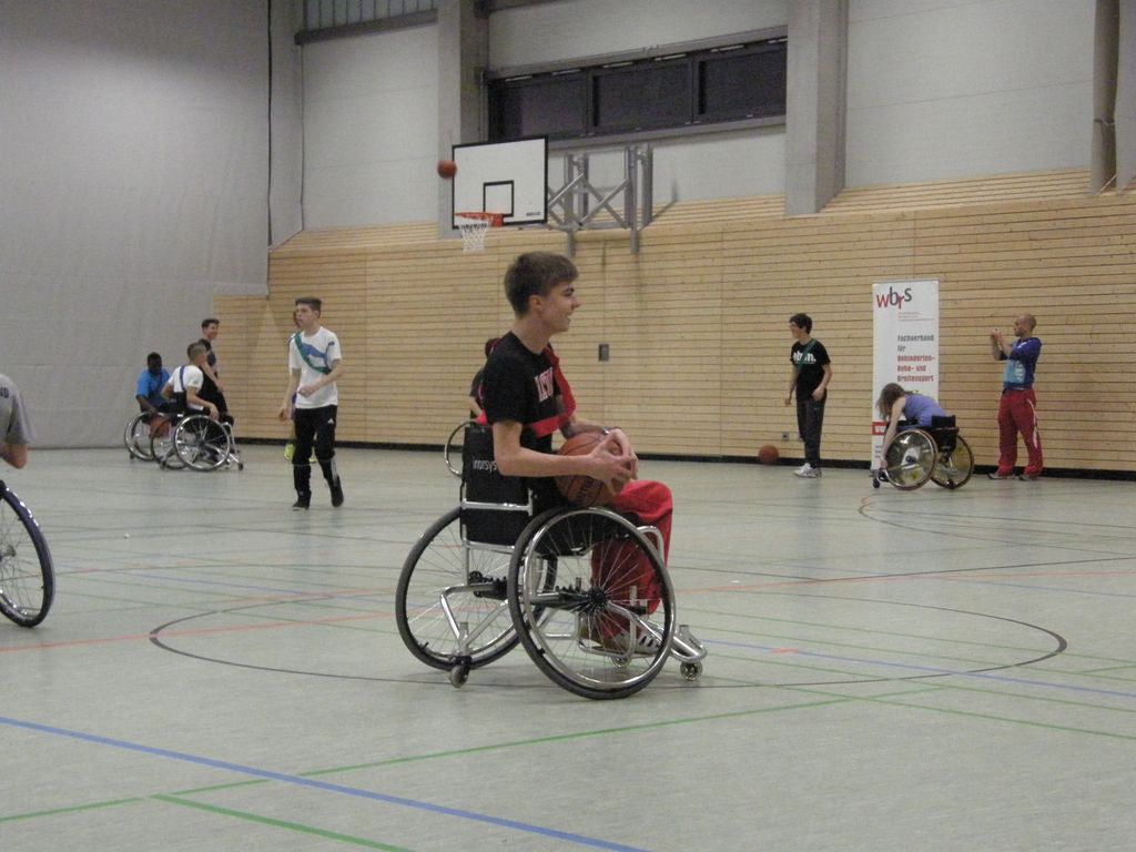 Freude für das Basketball-Spiel im Sportrollstuhl